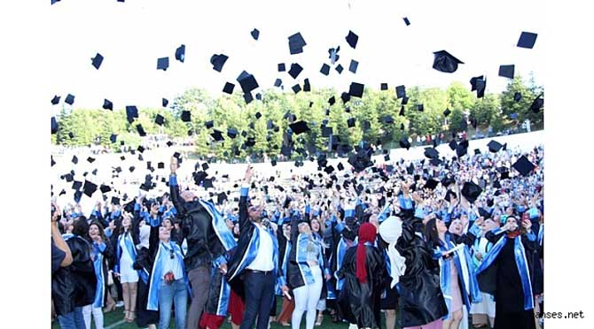 SAÜ Hukuk Fakültesi’nde mezuniyet heyecanı