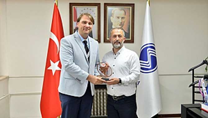 Türkiye Ragbi Federasyonundan Rektör Savaşan’ a Plaket