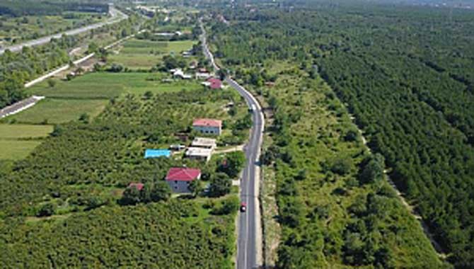 ASFALT SERİLEN YOLLARA ŞERİT ÇİZGİLERİ ÇEKİLİYOR