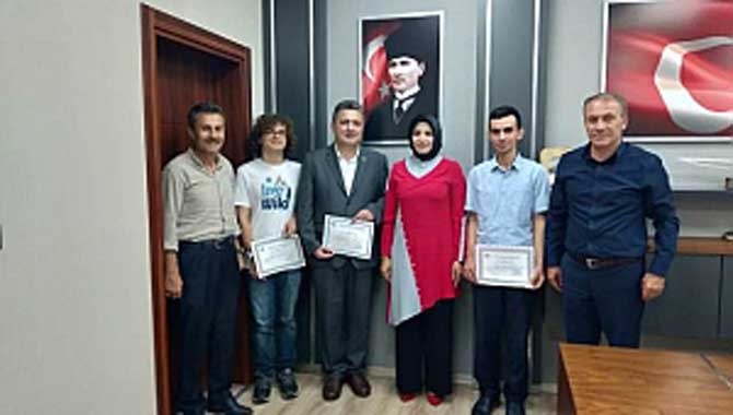 Dünya Bilim Olimpiyatı Şampiyonlarına Takdir Belgesi
