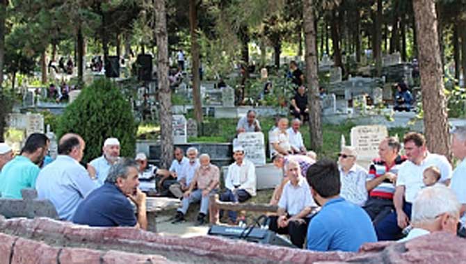 FERİZLİ’DE MEZARLIKLAR DOLDU TAŞTI