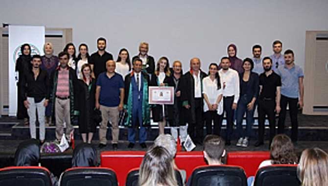 Genç avukat ruhsatnamesini aldı