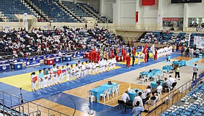 “Spor farklı renklerin kardeşliğini sağlayan ortak dildir”