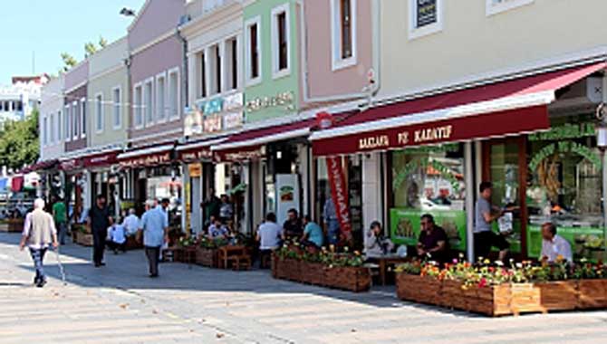 Vatandaşlar ve esnaf meydanın yeni halini beğendi