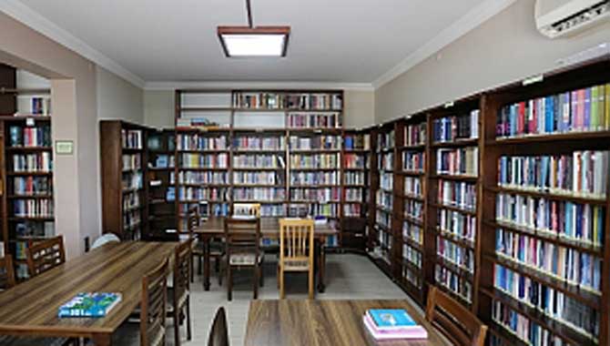 Yaz tatilinin adresi Faik Baysal Kütüphanesi