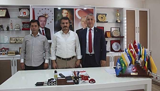 17 Türk Devletinin bayraklarını hediye etti 