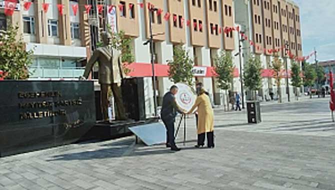 Eğitimciler Atatürk Anıtına Çelenk Sundu
