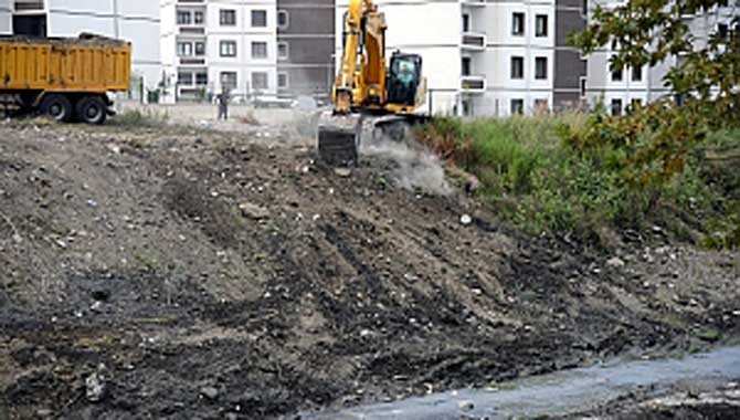 Gölü besleyen İstanbuldere’ de atıklar temizleniyor