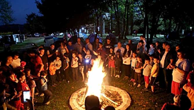 Kamp ateşi babalar ve çocukları için yandı