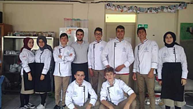 Kaymakam Kurt ve Başkan Pilavcı Öğrencilere Aşure Dağıttı: