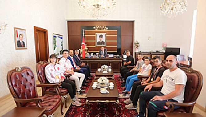 Şampiyon Kick Bokscular Başarılarını Vali Nayir ile Paylaştı