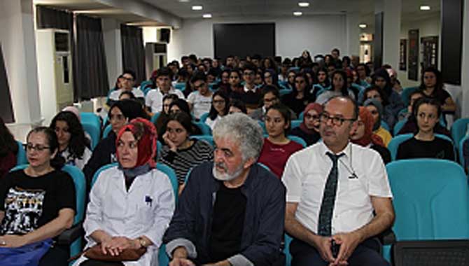 “Edebiyatın temeli kelimelerdir”