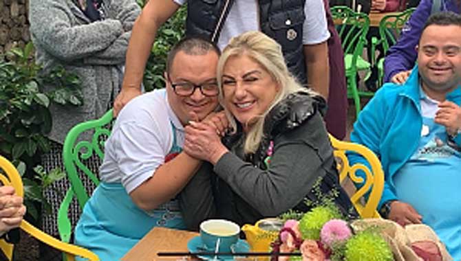 MUAZZEZ ERSOY, TEBESSÜM KAHVESİ’Nİ ZİYARET ETTİ