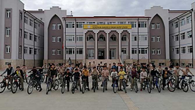 Öğrenciler Okula Bisikletle Gelip Gidiyorlar