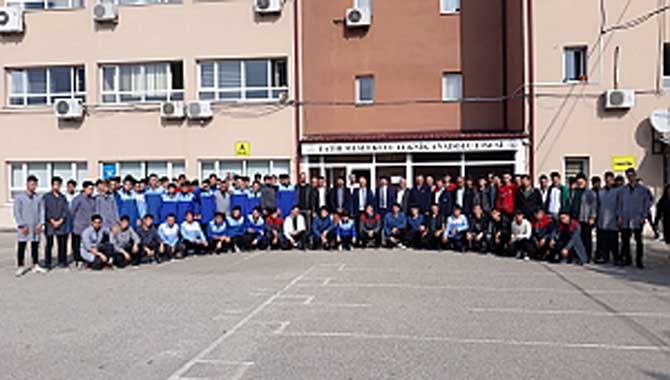 REKTÖR SARIBIYIK LİSE ÖĞRENCİLERİYLE BULUŞTU