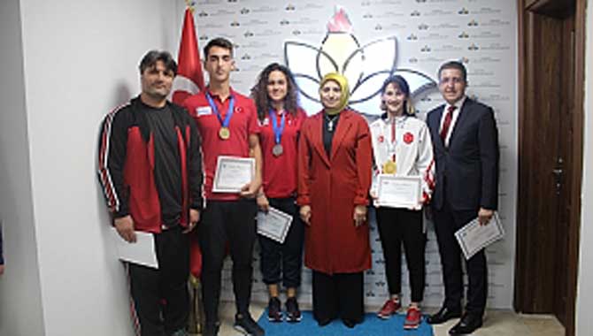 Şampiyon Öğrencilere Durmuş’tan Başarı Belgesi