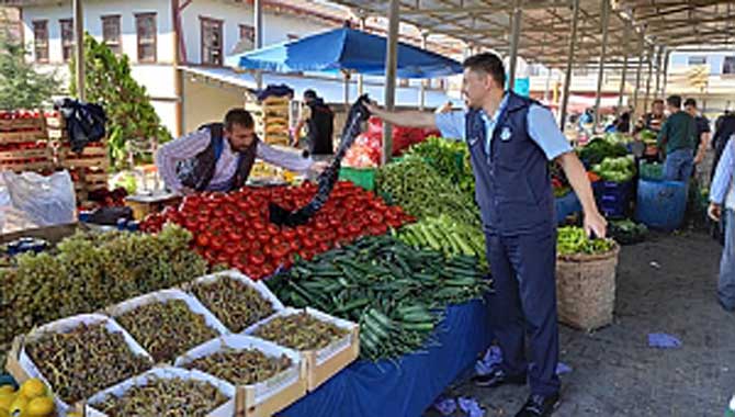 TARAKLI’DA PAZAR YERİNDE ÇÖP POŞETİ UYGULAMASI