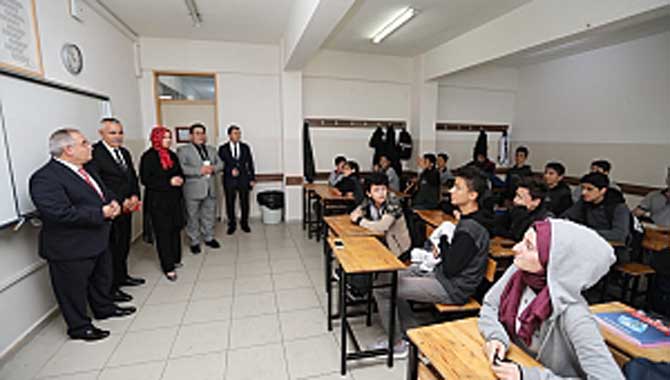 Vali Nayir Okul Ziyaretlerini Sürdürüyor