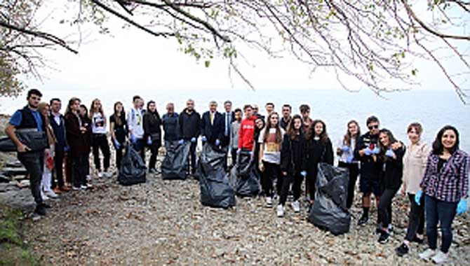 Yabancı öğrenciler Sapanca Gölü’nü temizledi