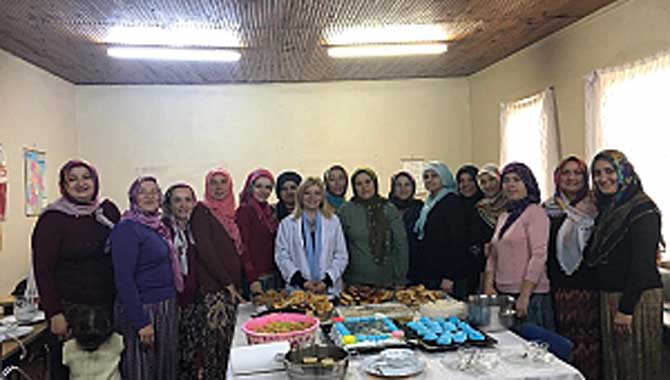 Abalı Giyim Kursu Öğrencilerinden Öğretmenlerine Sürpriz Kutlama