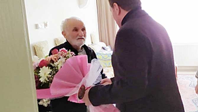 BAŞKAN GÜNDOĞDU'DAN EMEKLİ ÖĞRETMENLERE ZİYARET 