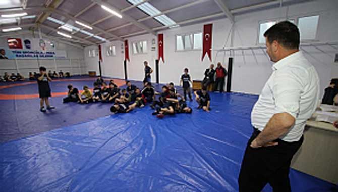 BAŞKAN SOYKAN’DAN KAMİL ÖZDAĞ GÜREŞ EĞİTİM MERKEZİNE ZİYARET