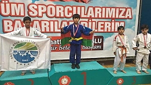 Büyükşehirli judocular kürsüde