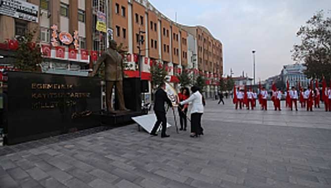 Eğitimciler Başöğretmen Atatürk’ün Anıtına Çelenk Sundu