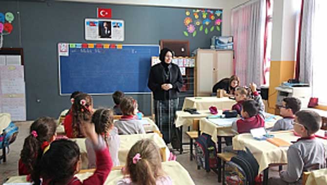 Fazilet Durmuş minik öğrencilerle şarkı söyledi