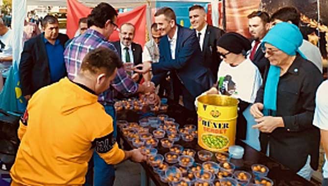 İYİ PARTİ ATATÜRK VE ŞEHİTLER İÇİN LOKMA DAĞITTI