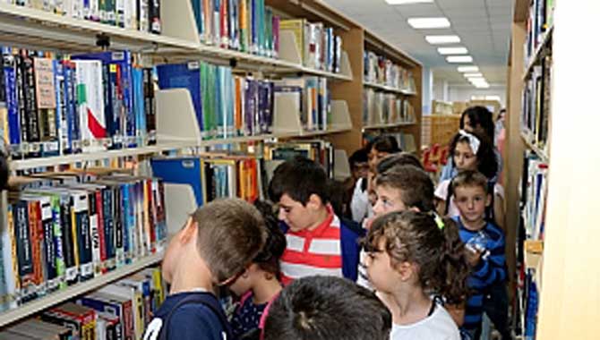 Minik maceracılar kütüphanede buluştu