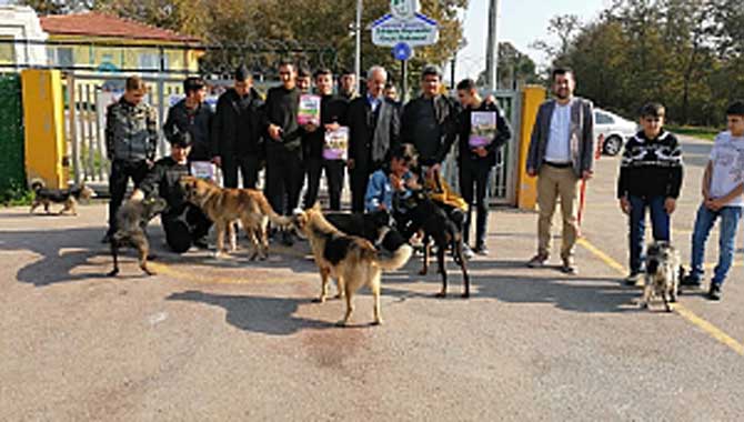 Öğrenciler Hayvan Barınağını Ziyaret Ettiler