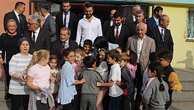 Okul Ziyaretinde Öğrencilerden Durmuş’a Sevgi Seli