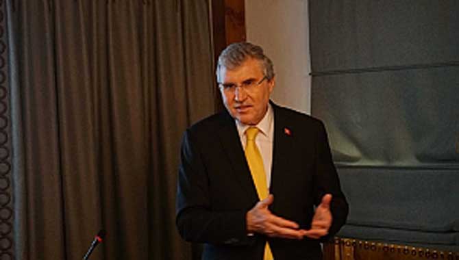 Rektör Savaşan’danBüyükşehir Akademi’de Açılış Dersi