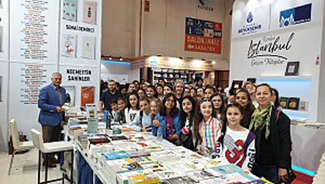 Sakaryalı Öğrenciler TÜYAP Kitap Fuarında Sakaryalı Yazarla Buluştu.