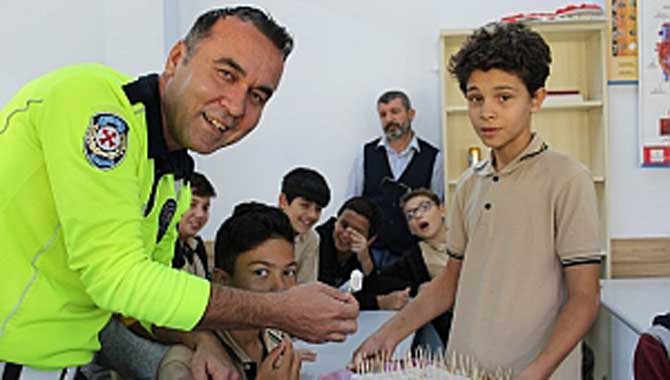 Trafik Eğitimi Sonrası öğrenciler Lokum ve Gülsuyu ikramında bulundular.