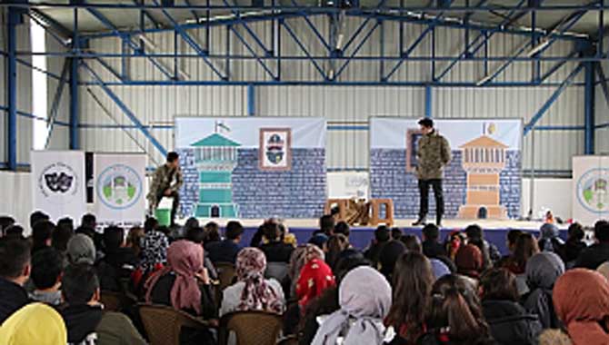 AKYAZI BELEDİYESİNDEN DOKURCUN'LU ÖĞRENCİLERE TİYATRO GÖSTERİSİ