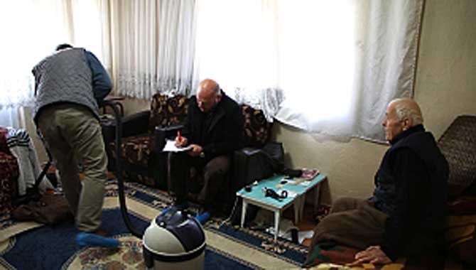 BELEDİYE EKİPLERİNDEN YAŞLI AMCAYA YARDIM ELİ