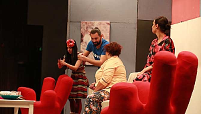 “Bence Hiç Komik Değil” Büyük Alkış Aldı