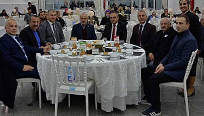 Dayanışma gecesinde gönüllerince eğlendiler