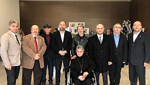 İYİ Parti, Sanatçı Zerrin Sağdıç'ın Sergisini Ziyaret Etti