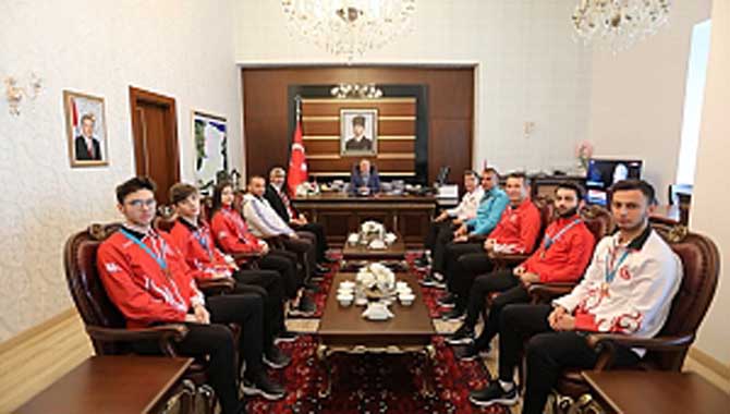 Karateciler Başarılarını Vali Nayir İle Paylaştı