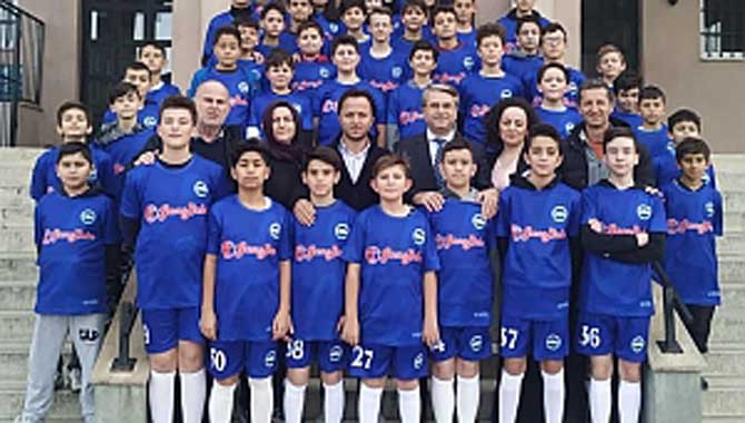 Mithatpaşa Ortaokulu’na Forma Hediyesi