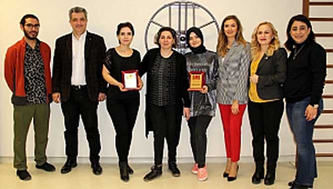 Tedavi olan hastadan plaketli teşekkür