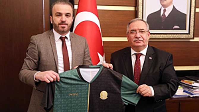 Vali Nayir’e Sakaryaspor’un 54. Yıl Forması Hediye Edildi