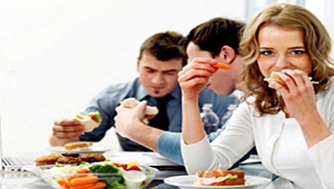 Yoğun çalışanları zinde tutacak beslenme önerileri