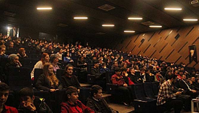 “Yüreğinde vatan sevgisi olan ulvi bir şairdir” 