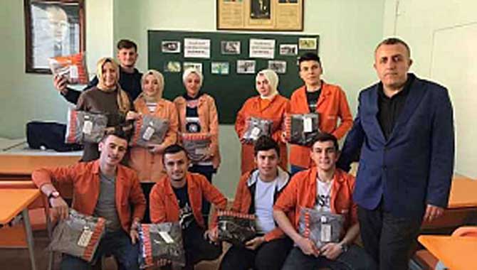 Akyazılı öğrencilerden İDLİB’e anlamlı yardım