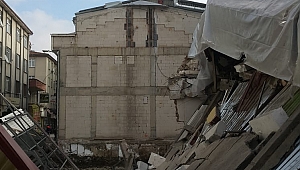 ATATÜRK BULVARI’NDA BİNA ÇÖKTÜ!