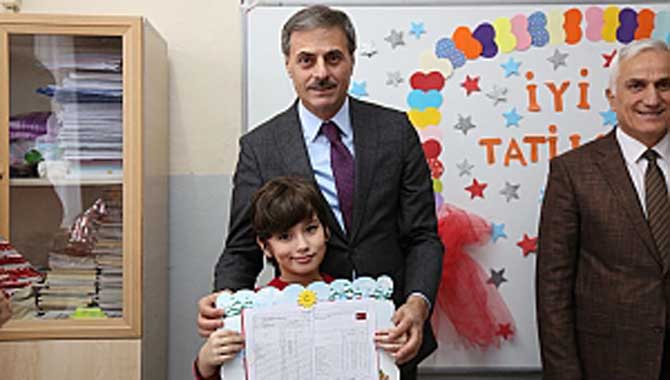 Başkan Alemdar Miniklerin Karne Heyecanına Ortak Oldu